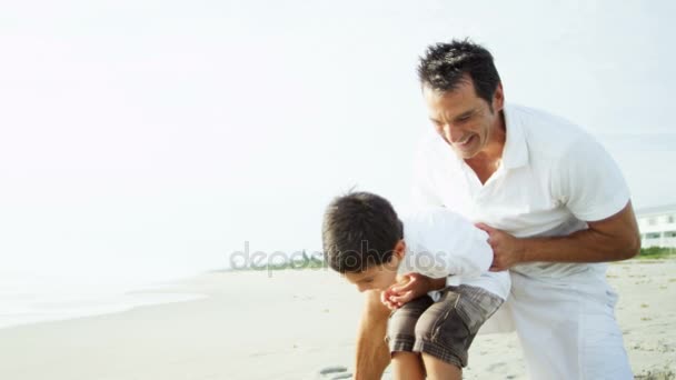 Père avec fils sur la plage — Video