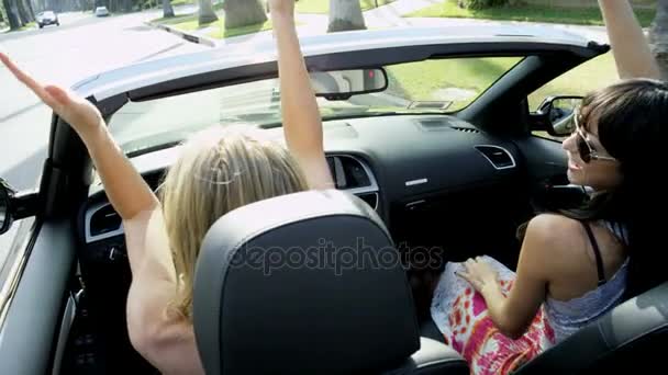 Meninas dirigindo conversível — Vídeo de Stock