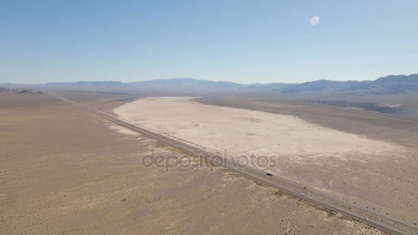 Us95 σε εθνική οδό στην έρημο Mojave — Αρχείο Βίντεο