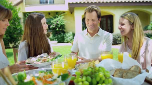 Comedor familiar al aire libre — Vídeo de stock