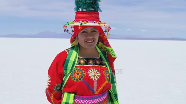 Hembra en Salar de Uyuni en traje tradicional — Vídeo de stock