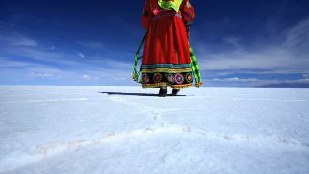 Boliviaanse vrouw op Salar de Uyuni — Stockvideo