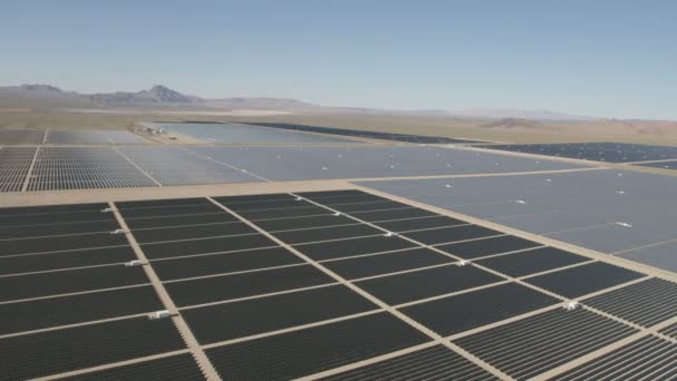 Fotovoltaické solární panely — Stock video