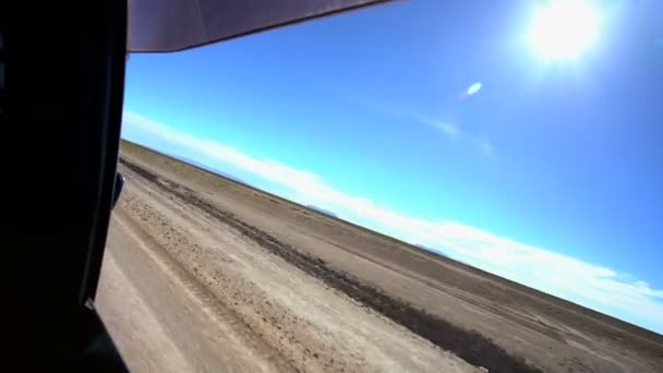 Vehículo que atraviesa el desierto — Vídeo de stock