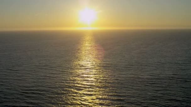 Solljus reflekterande på ocean vatten — Stockvideo