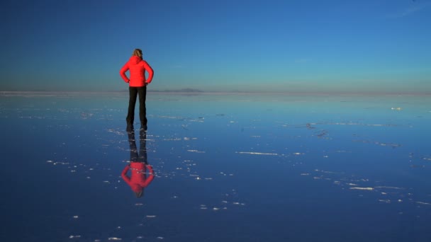 Toeristische bij zonsondergang bekijken van de Boliviaanse Salar de Uyuni — Stockvideo