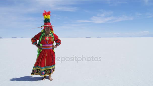 Женщина, стоящая на соляных равнинах — стоковое видео