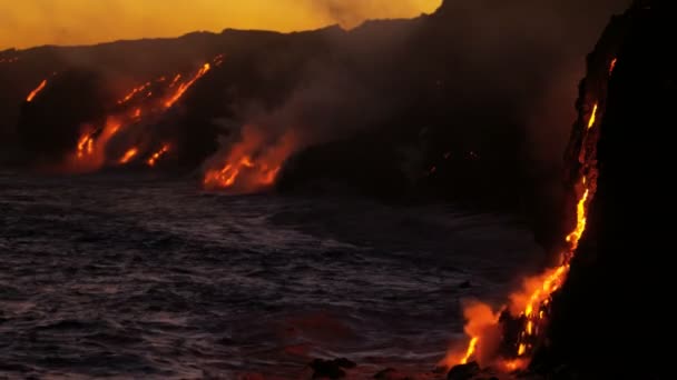 Okyanusa düşen lav — Stok video