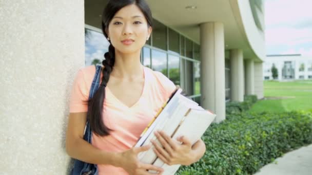 Niña sosteniendo libro de trabajo — Vídeos de Stock