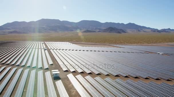 Painéis solares de energia de colheita — Vídeo de Stock
