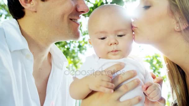 Bebê pais beijando — Vídeo de Stock