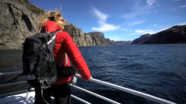 Caminhante visualização Lysefjorden Fiorde — Vídeo de Stock