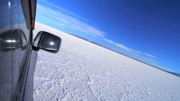 Viaggio in auto attraverso Altiplano Salar de Uyuni — Video Stock