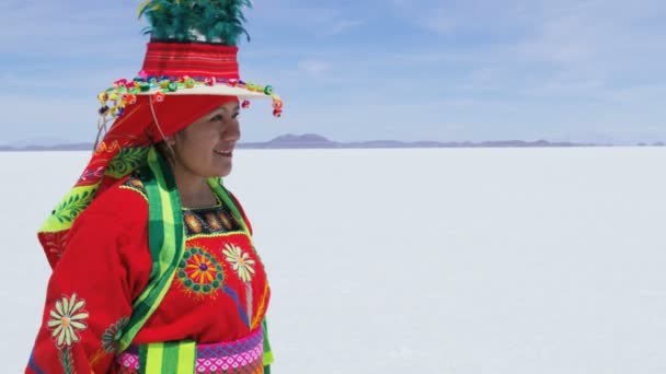 Indigenous woman in traditional costume — Stock Video