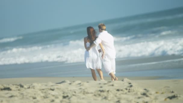 Paar genießt Zweisamkeit am Meer — Stockvideo