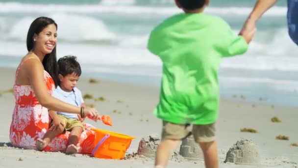 Mor och hennes söner att göra sandslott — Stockvideo