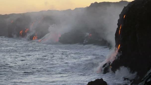 Lava vierte en el océano — Vídeos de Stock