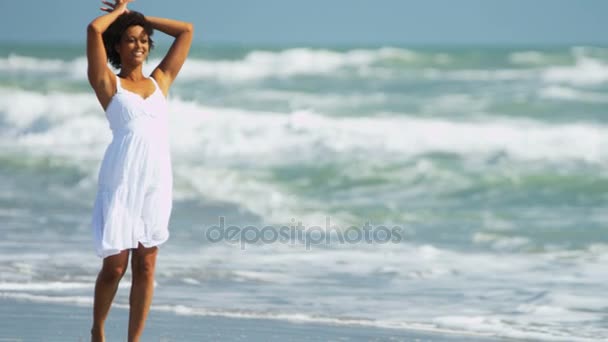 Meisje sundress dragen op het strand — Stockvideo