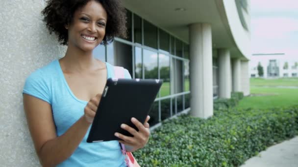 Estudante usando tecnologia touchscreen sem fio — Vídeo de Stock