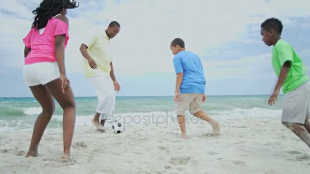Padre e hijos jugando al fútbol — Vídeo de stock