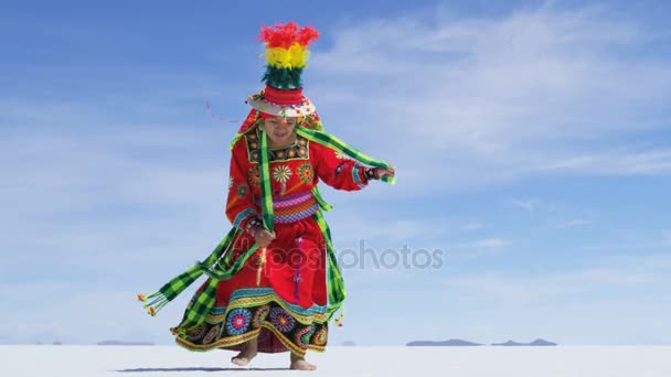 Traditionell Kleid weiblichen Tanz lateinamerikanischen Stil — Stockvideo