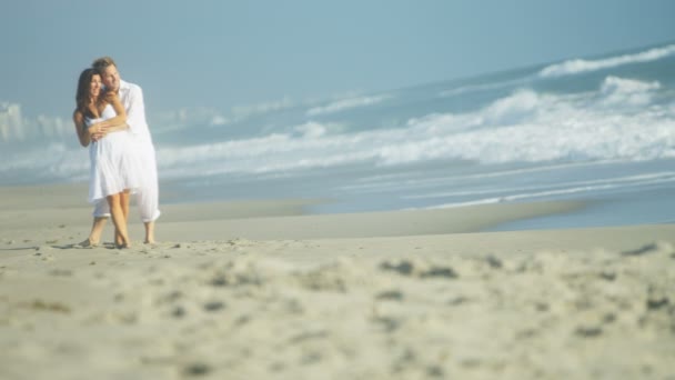 Paar genießt Zweisamkeit am Strand — Stockvideo