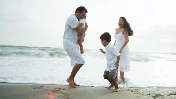 Famille profitant de détente à la plage — Video