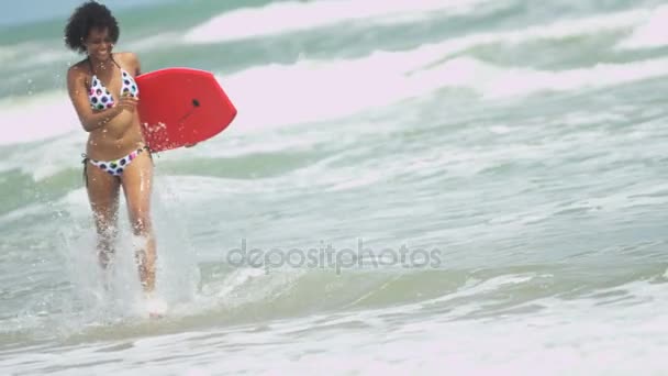 Femme avec planche de surf sur la plage — Video