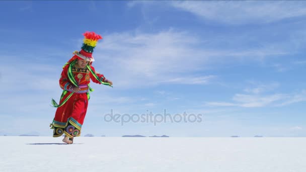 Индийская женщина танцует на Салар-де-Уюни — стоковое видео