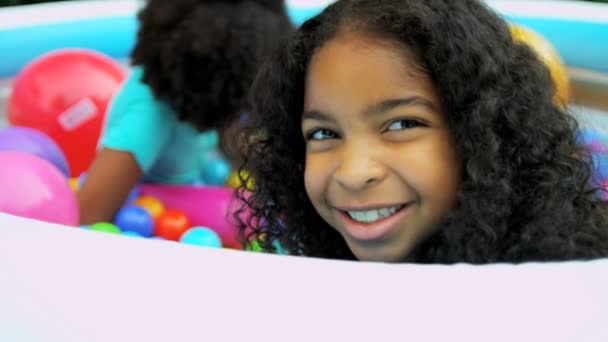 Kind spielt Freunde im Ballpool — Stockvideo