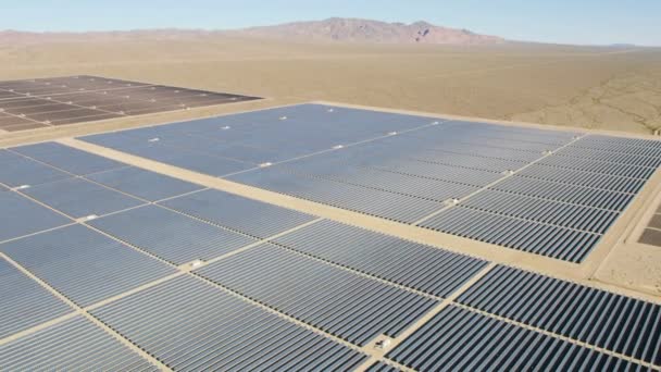 Paneles solares fotovoltaicos — Vídeos de Stock