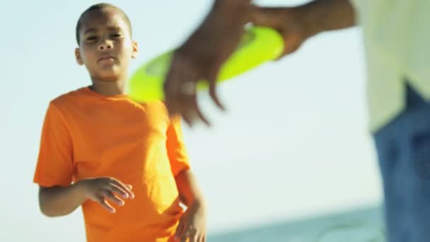 Eltern und Sohn werfen Frisbee — Stockvideo