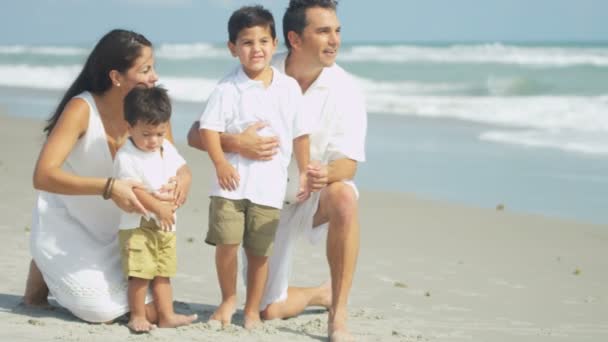 Ouders genieten van de nabijheid op het strand — Stockvideo