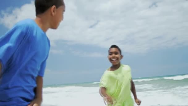 Chicos corriendo en la playa — Vídeo de stock