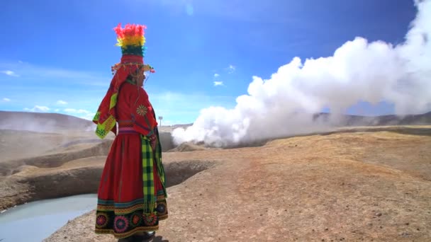 Mulher boliviana por fontes termais geotérmicas — Vídeo de Stock