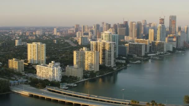 Панорамою заходу сонця Rickenbacker Causeway — стокове відео