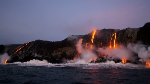 Lava que vierte en el océano Pacífico — Vídeos de Stock