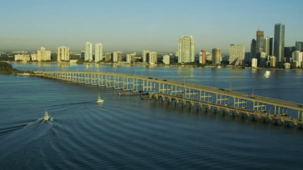 Vue du lever du soleil sur le pont Rickenbacker Causeway — Video