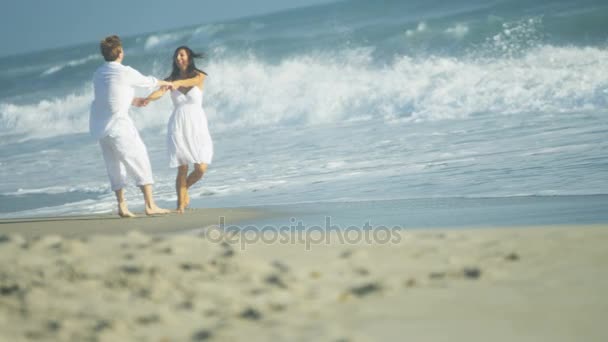 夫妇在大海的浅滩中跳舞 — 图库视频影像