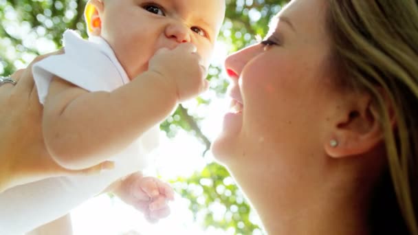 Mãe beijando bebê — Vídeo de Stock