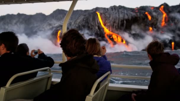 Visitantes observando como la lava cae al océano — Vídeo de stock