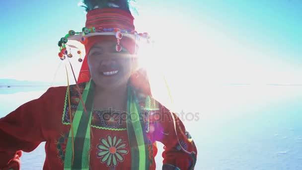 Bolivianska kvinna på Salar de Uyuni — Stockvideo