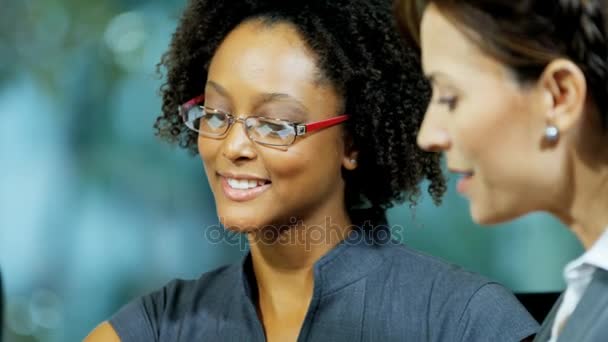同僚と話している女性実業家 — ストック動画