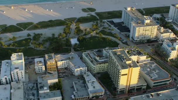 マイアミの海岸線に沿ってアールデコ ホテル — ストック動画