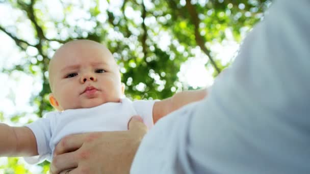 Bambino che gioca all'aperto — Video Stock