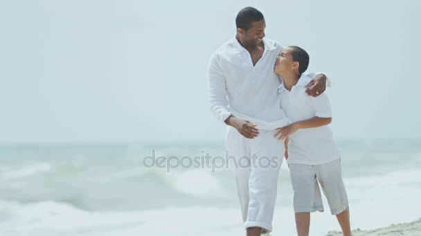 Padre e hijo caminando en la playa — Vídeo de stock