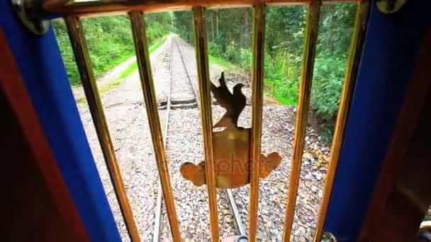 Tren Inca que viaja a lo largo del sendero Hiram Bingham Railroad — Vídeos de Stock