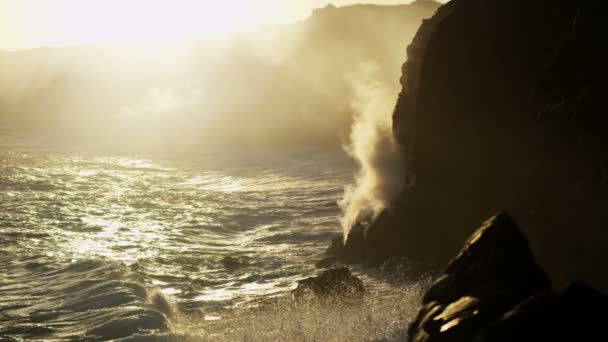 Лава льется в океанические воды — стоковое видео
