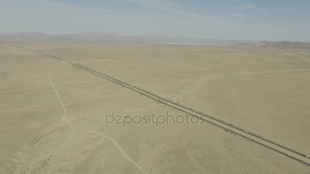 Us15 Fahrzeug-Autobahn in der Mojave-Wüste — Stockvideo
