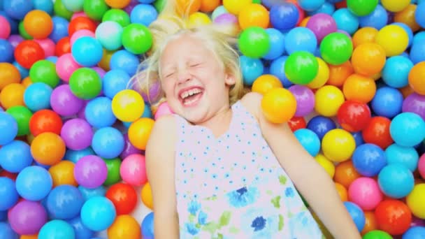 Chica divirtiéndose jugando en piscina de pelota — Vídeos de Stock
